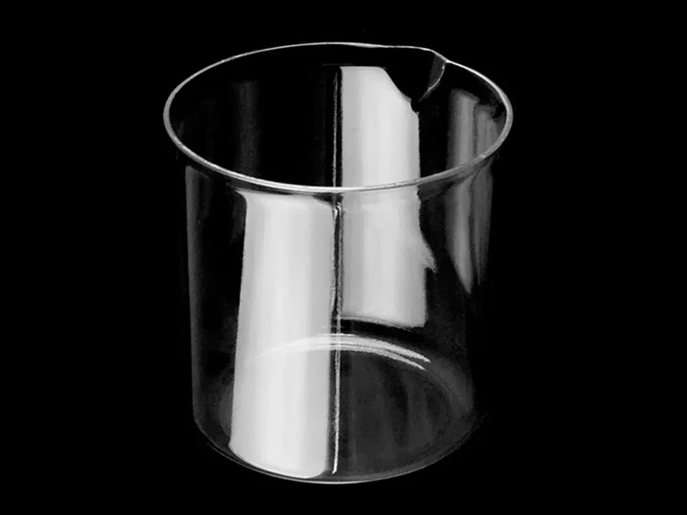 Glasklarer Becher mit Ausguss aus Crys100 vor schwarzem Hintergrund.