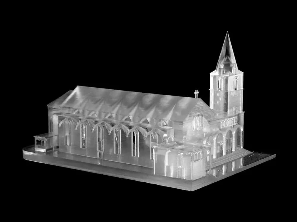 Transparentes Kirchenmodell aus Crys100 mit Turm, Spitzdach und einzeln ausgeformten Bogenfenstern.