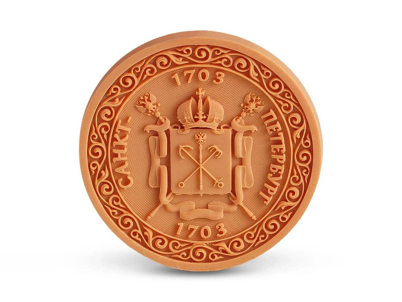 Orangefarbene Medaille aus RC800 mit erhabenem Wappenrelief und umlaufender Schrift.