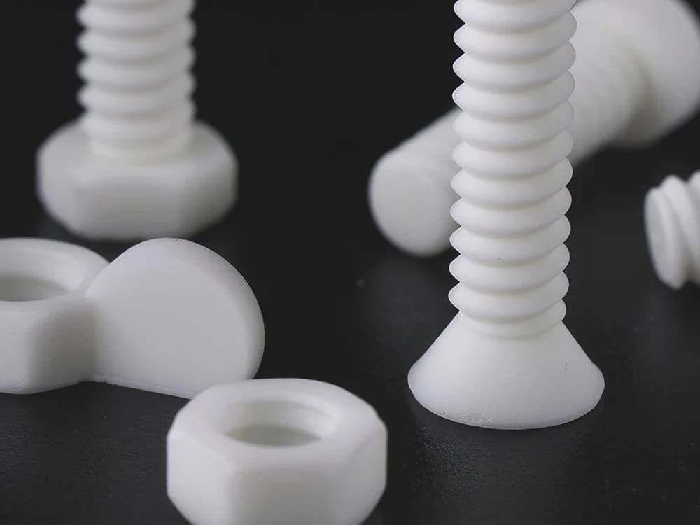 Weiße Schrauben, Muttern und Unterlegscheiben aus Rigid110 mit sauber ausgeformtem Gewinde.