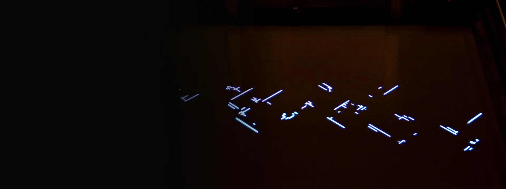Leuchtende, weiße digitale Symbole und Linien auf dunklem Hintergrund, die eine abstrakte Technologieanzeige darstellen.