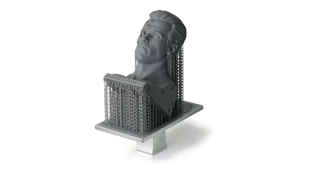 Grau gedruckter 3D-Kopf einer männlichen Figur mit stützenden Gerüsten auf einer quadratischen Basis.