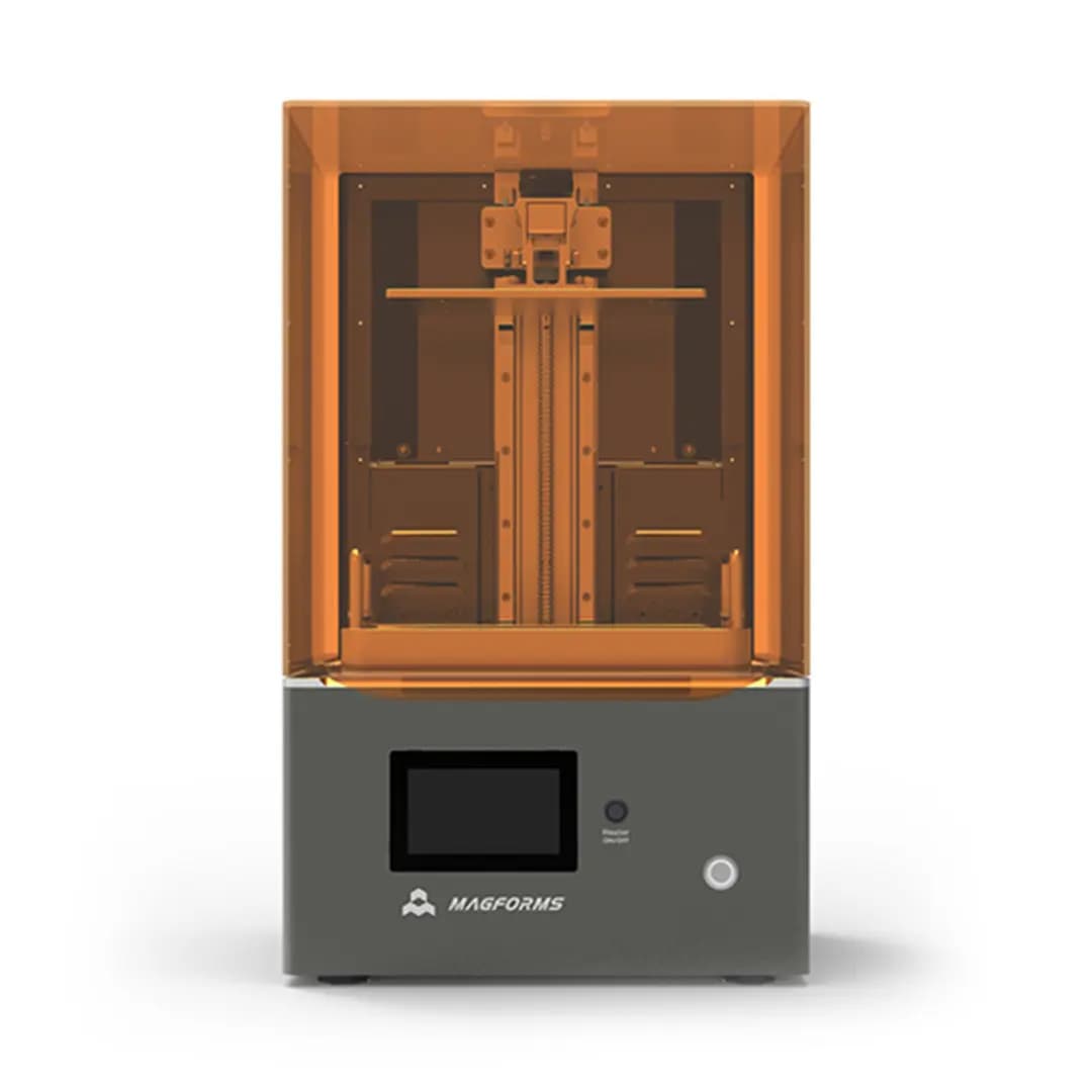Grauer 3D-Drucker mit orangefarbenem Schutzgehäuse und digitalem Display vorne.