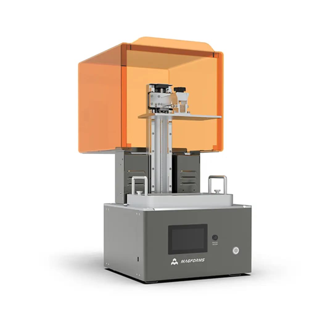 Ein grauer 3D-Drucker mit einem orangen Schutzgehäuse und einem Touchscreen auf der Vorderseite.