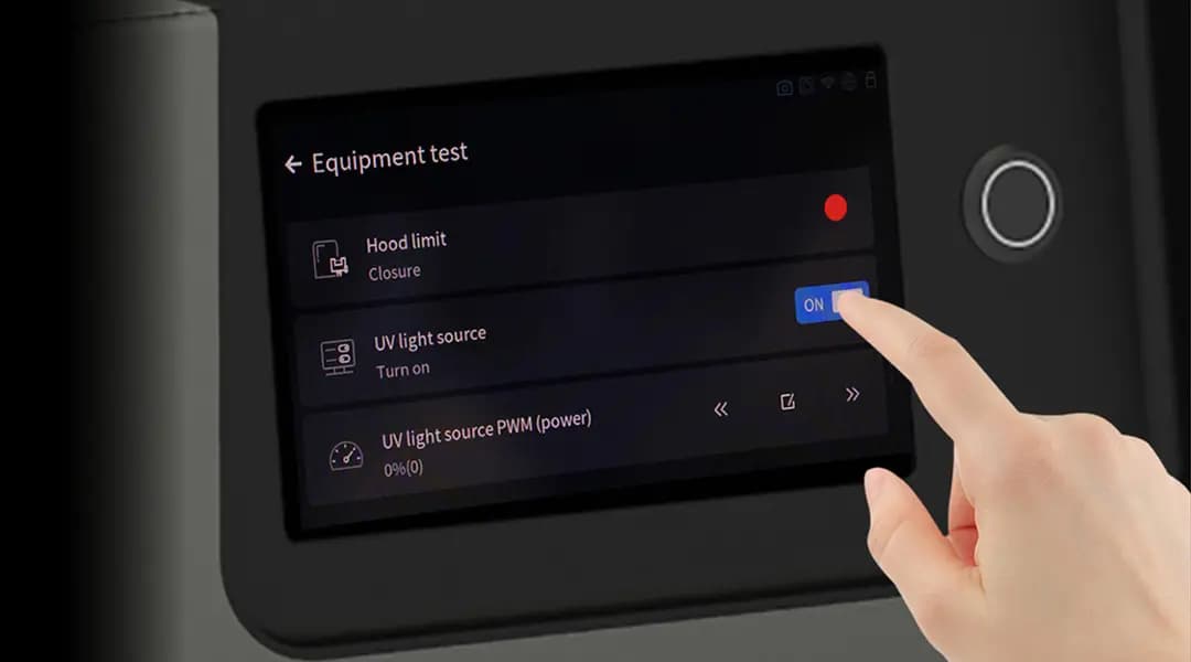 Hand aktiviert den UV-Lichtquellenschalter auf einem Bildschirm mit der Überschrift 'Equipment test'.