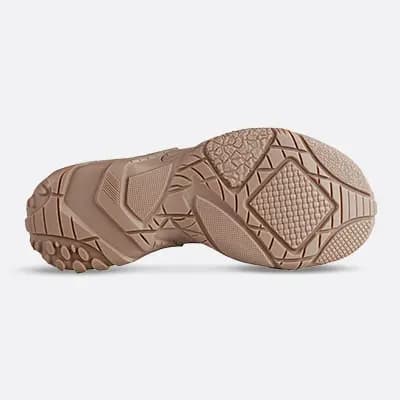 Detailaufnahme der braunen Schuhsohle mit komplexem Muster aus verschiedenen Profilen.