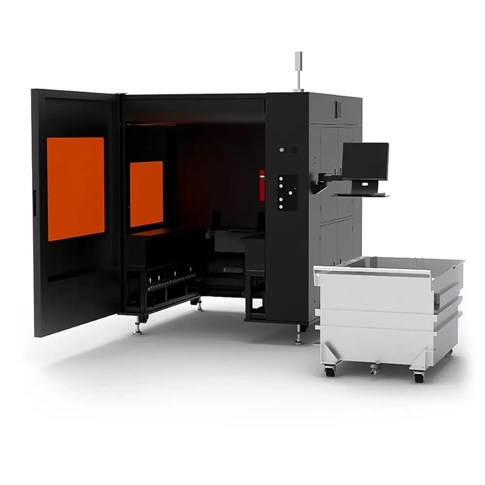 Große schwarze 3D-Druckmaschine mit offenem Tür und orangefarbenen Fenstern, daneben ein weißer Behälter auf Rollen. 450x450x450mm