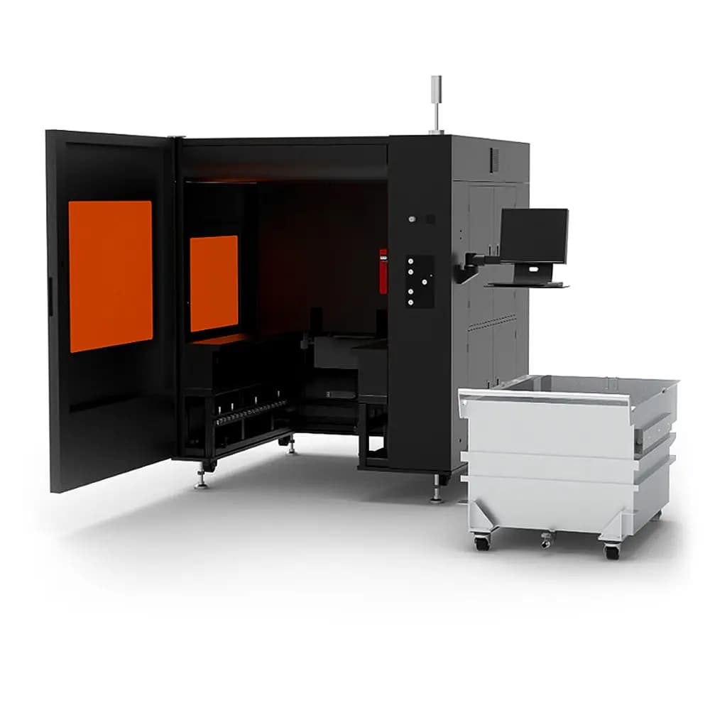 Große industrielle Maschine mit geöffneten schwarzen Türen, orangen Fenstern und einem montierten Bildschirm neben einem weißen Behälter auf Rädern.