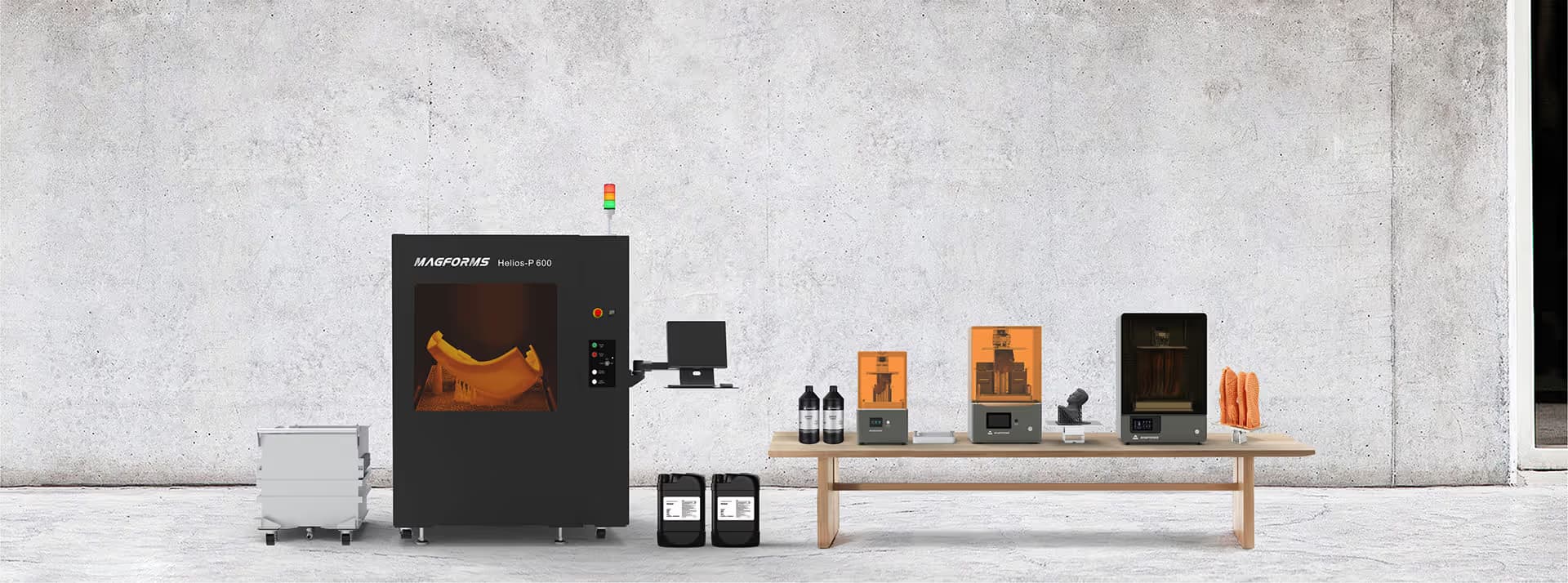 Industrie 3D Drucker mit XXL Bauraum, daneben kompakte LCD Drucker und Materialien.