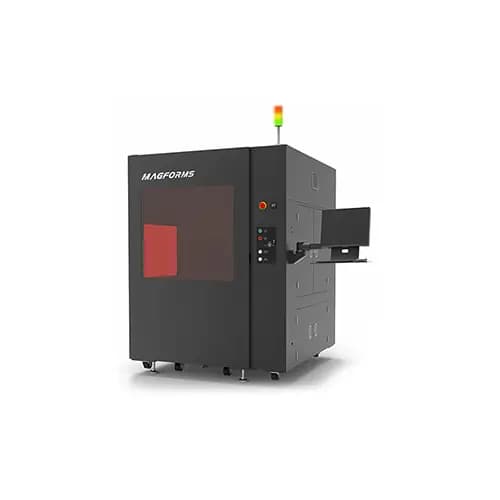 Schwarze MAGFORMS 3D-Druckmaschine mit rotem Sichtfenster und externem Monitor.