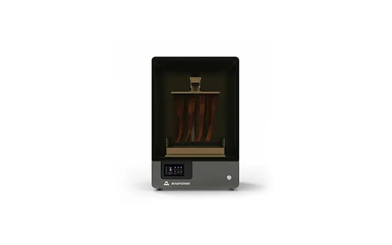 3D-Drucker mit schwarzem Gehäuse und grauer Basis, das vier vertikale gedruckte Bauteile zeigt.