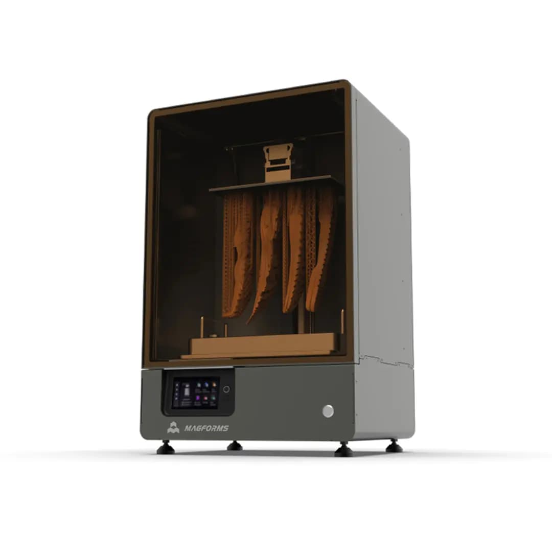 Magforms 3D-Drucker mit transparentem Gehäuse und darin vier vertikal hängenden gedruckten Objekten.