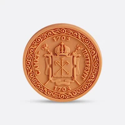 Rundes, orangefarbenes Siegel mit dem Wappen von Sankt Petersburg und der Jahreszahl.