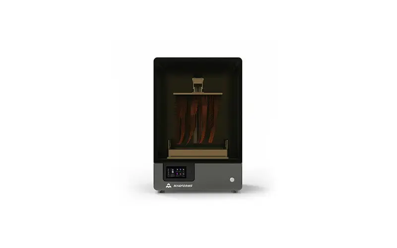3D-Drucker mit schwarzem Gehäuse und grauer Basis, das vier vertikale gedruckte Bauteile zeigt.